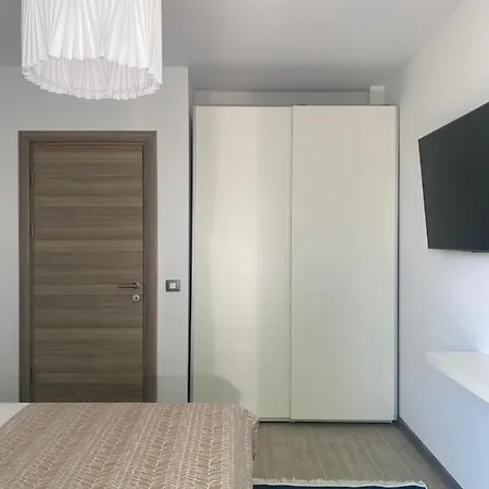 Rakish Sun Apartment *